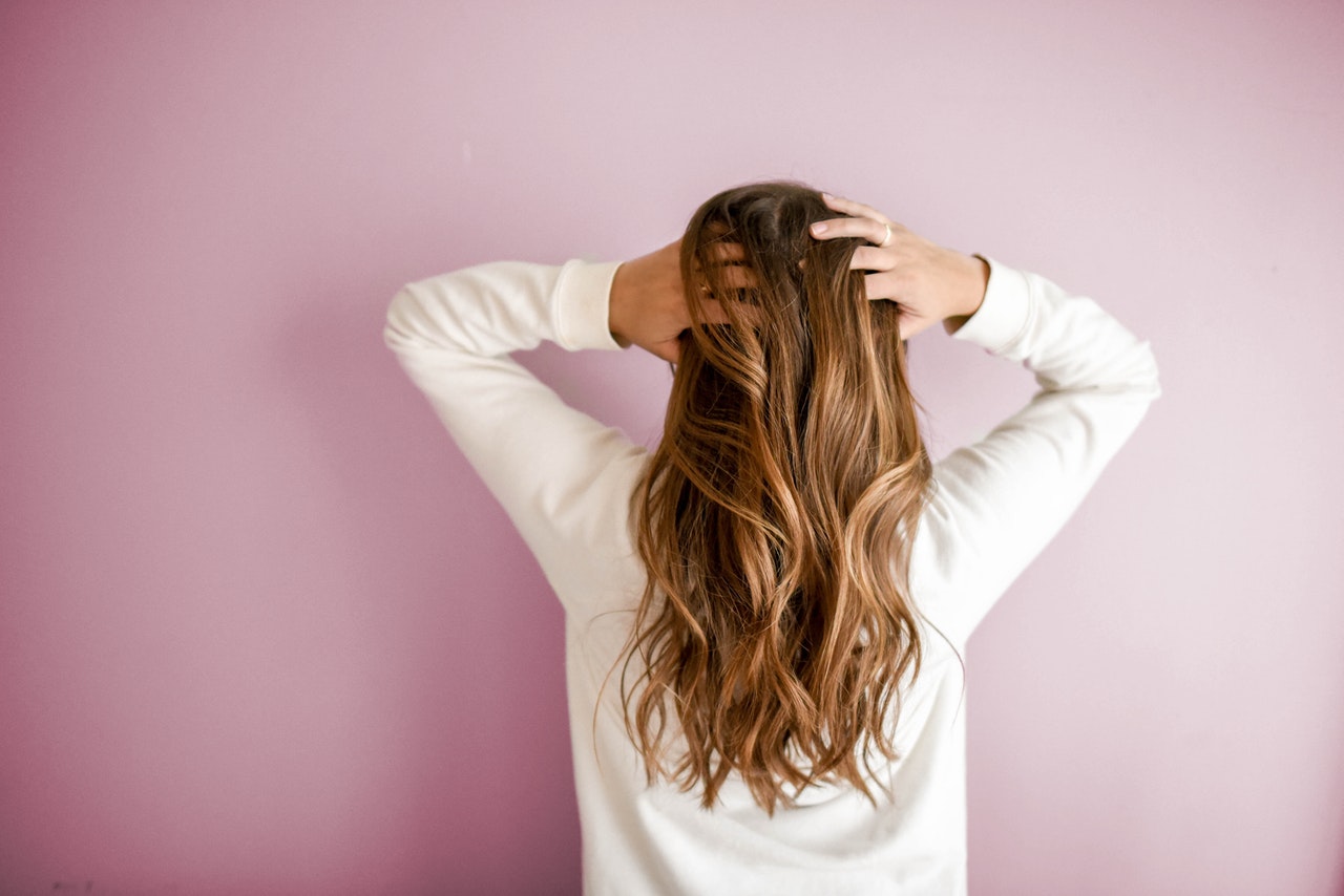 Jak pielęgnować włosy, aby były lśniące i zdrowe?
